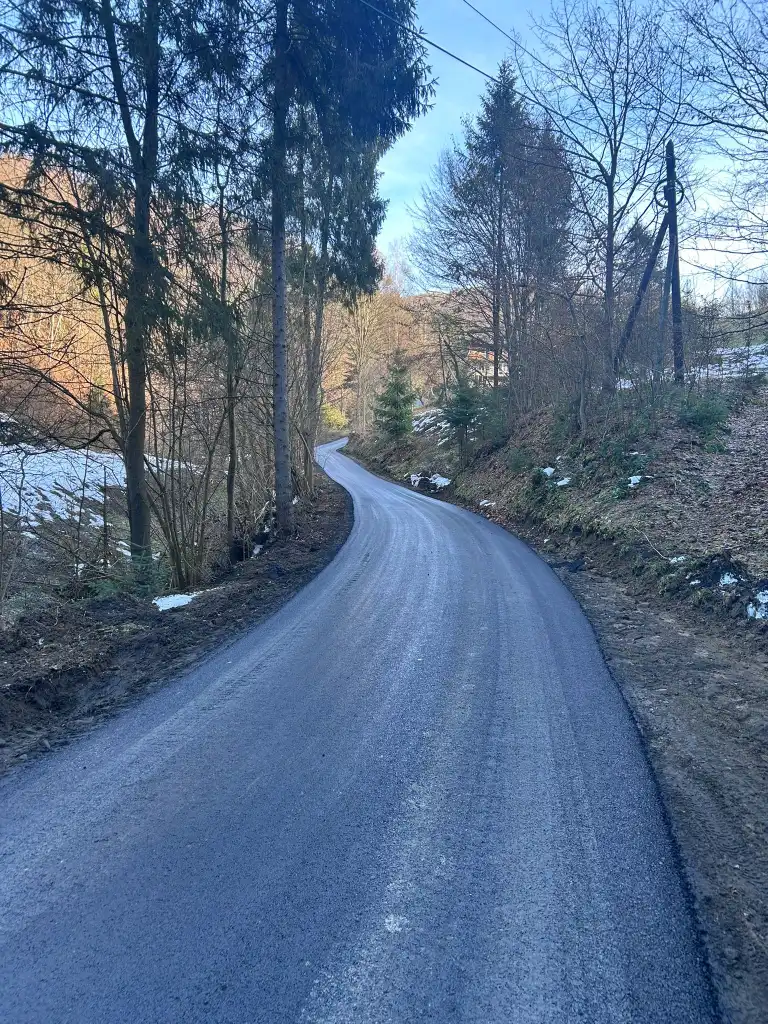 Gmina Łącko modernizuje drogi. Nowa nawierzchnia w Jazowsku i Zarzeczu