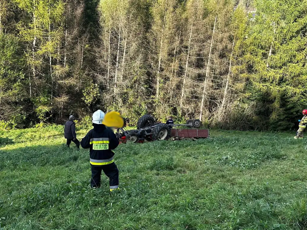 Jazowsko: Wypadek z udziałem ciągnika rolniczego. Poszkodowany kierowca trafił do szpitala