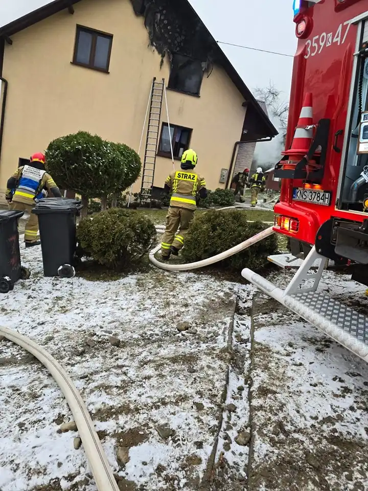Pożar budynku mieszkalnego w Żeleźnikowej Małej. Dwie osoby poszkodowane