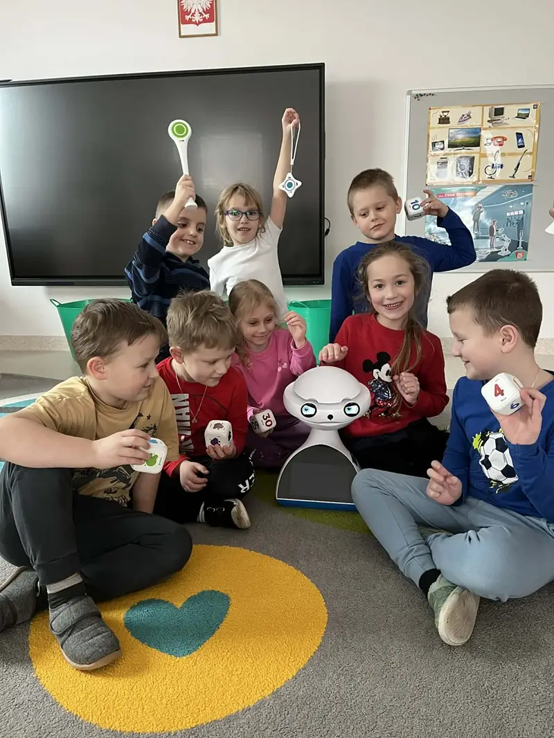 Roboty uczą angielskiego w przedszkolach gminy Łącko