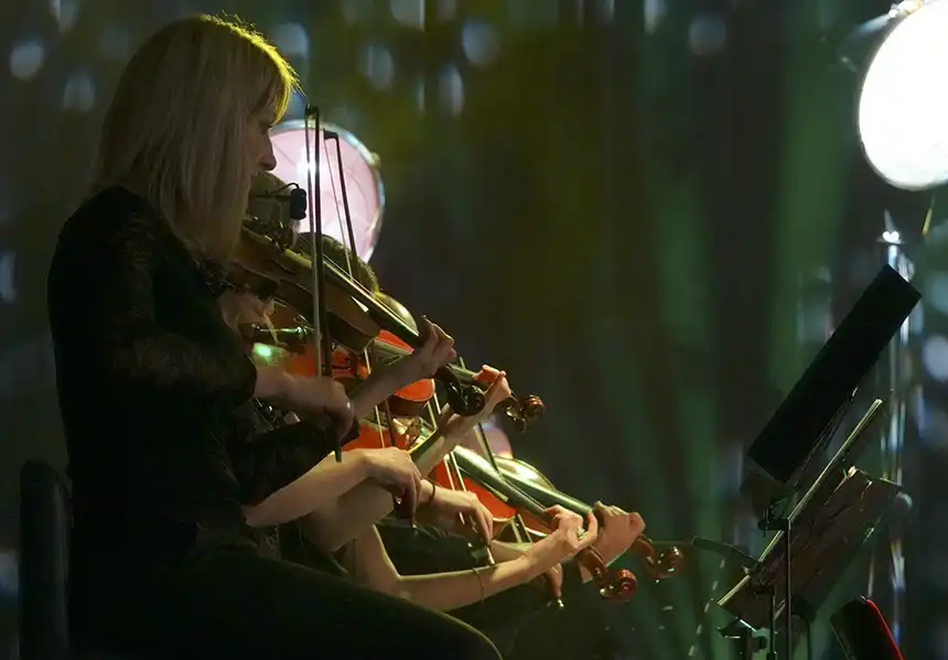 Koncert "EVERGREENS" w krynickiej Pijalni. W trakcie imprezy wystąpił Tomasz Bulzak