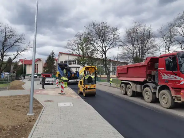 Przy SP w Barcicach powstał duży parking i zatoki postojowe