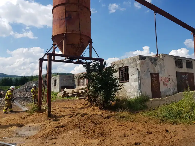 Pożar w Łącku. Palił się silos z trocinami