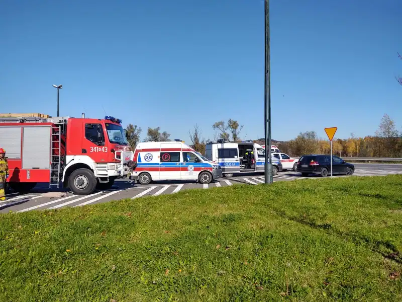 Na Al. Piłsudskiego zderzyły się dwa samochody osobowe. Trzy osoby poszkodowane