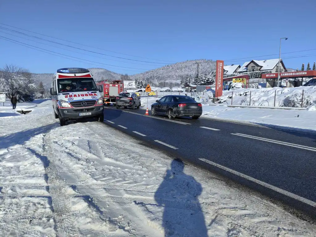 Kolizja dwóch samochodów osobowych na DK75 w Nowej Wsi. Jedna osoba trafiła do szpitala