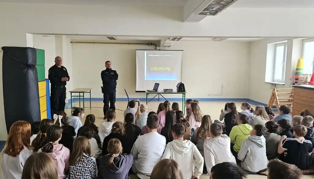 Jak bezpiecznie korzystać z drogi i internetu. Edukacyjne zajęcia w SP w Tyliczu