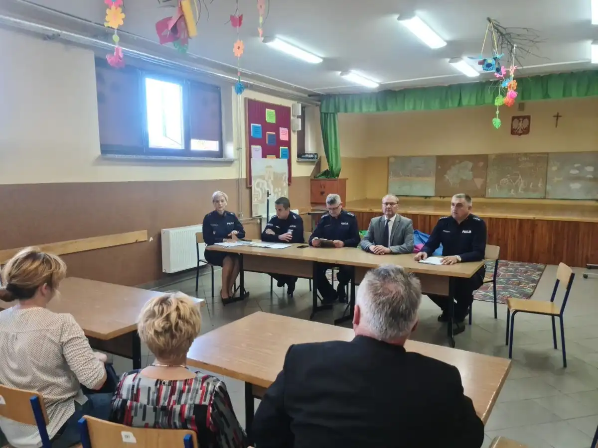 Łososina Dolna: Policjanci rozmawiali z mieszkańcami o bezpieczeństwie