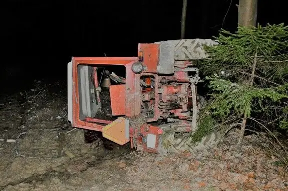 Tragedia w lesie w Mszanie Dolnej. 64 letni mężczyzna zginął pod ciągnikiem