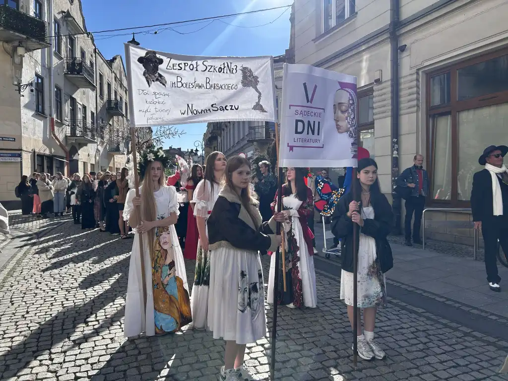 Kolorowy pochód literackich bohaterów przemaszerował ulicami Nowego Sącza