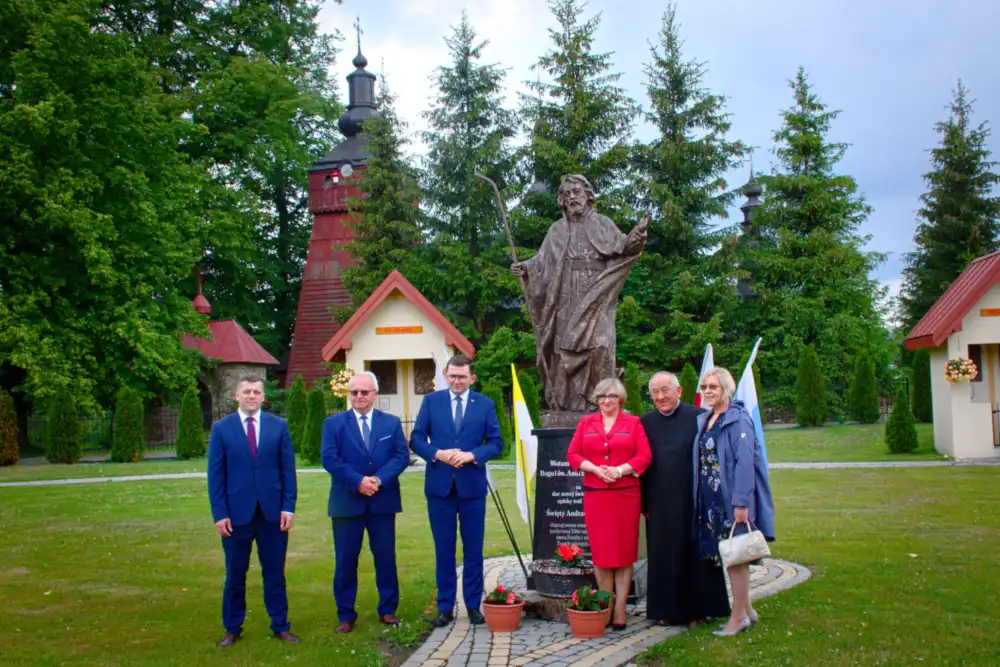Szkoła Podstawowa w Śnietnicy z nowo dobudowaną częścią budynku