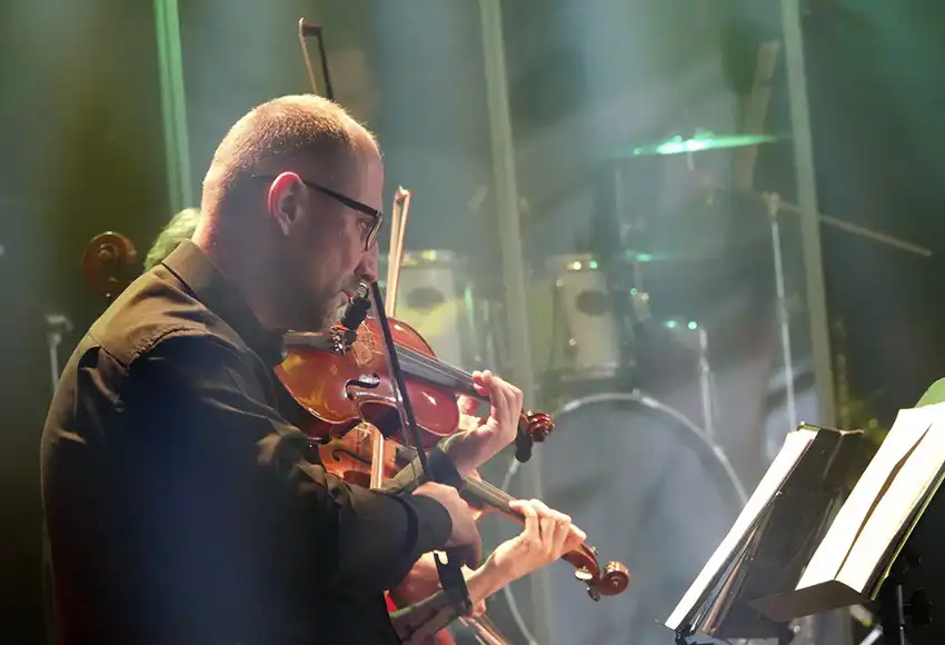 Koncert "EVERGREENS" w krynickiej Pijalni. W trakcie imprezy wystąpił Tomasz Bulzak