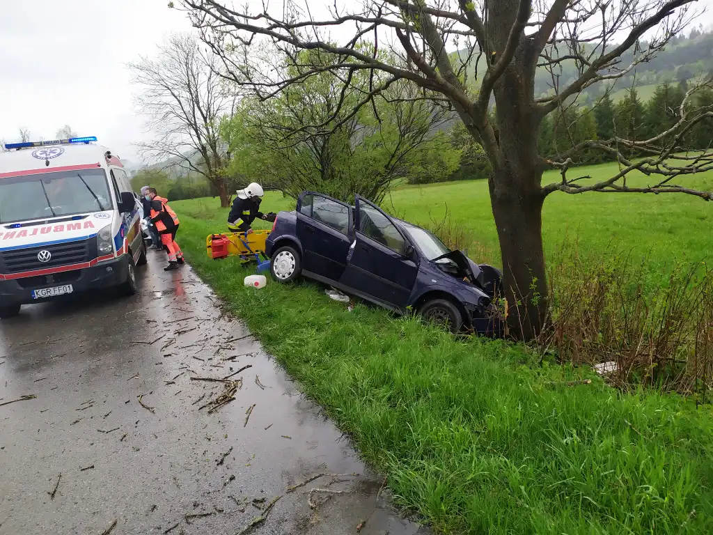 Wypadek w Hańczowej. Dwie osoby trafiły do szpitala