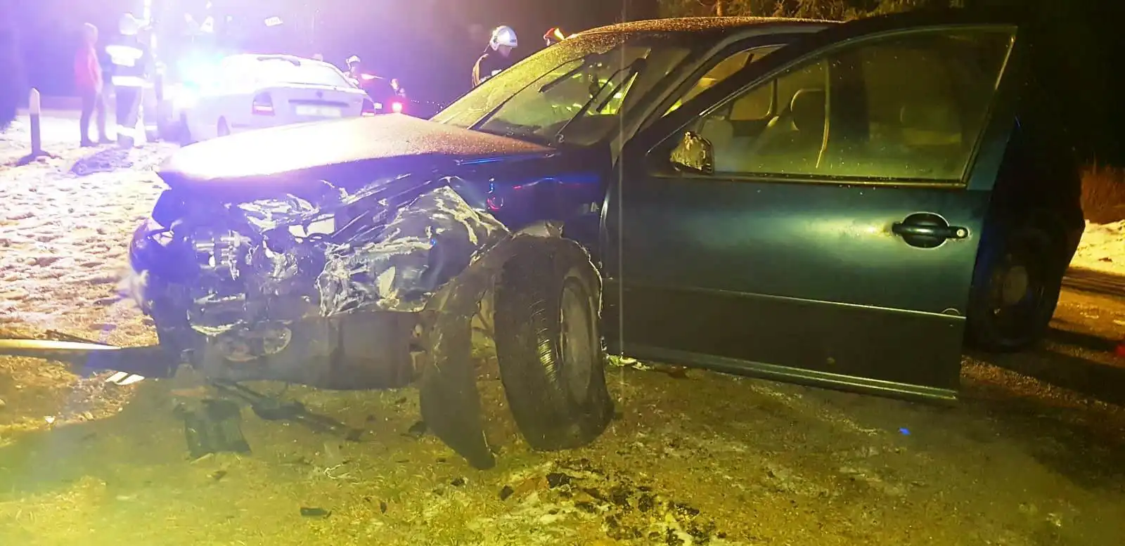 Wypadek w Łabowej. Samochód osobowy wypadł z drogi i uderzył w drzewo