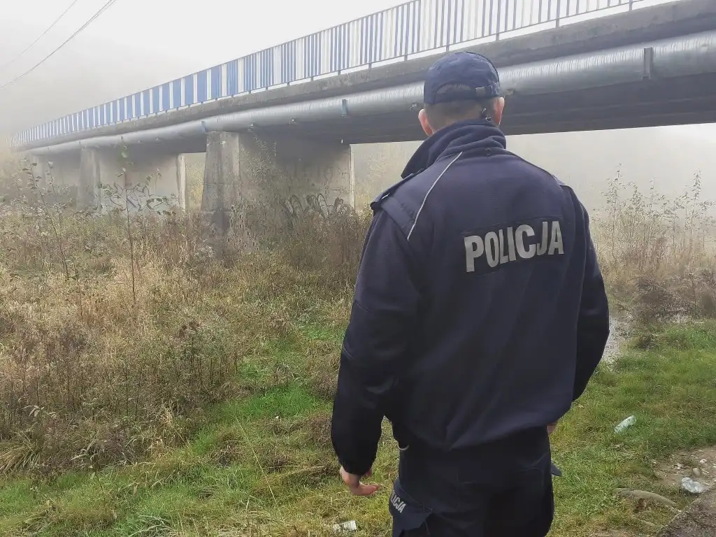 Jesień to czas, kiedy mróz staje się groźny - szczególnie dla osób bezdomnych. Nie bądź obojętny: reaguj