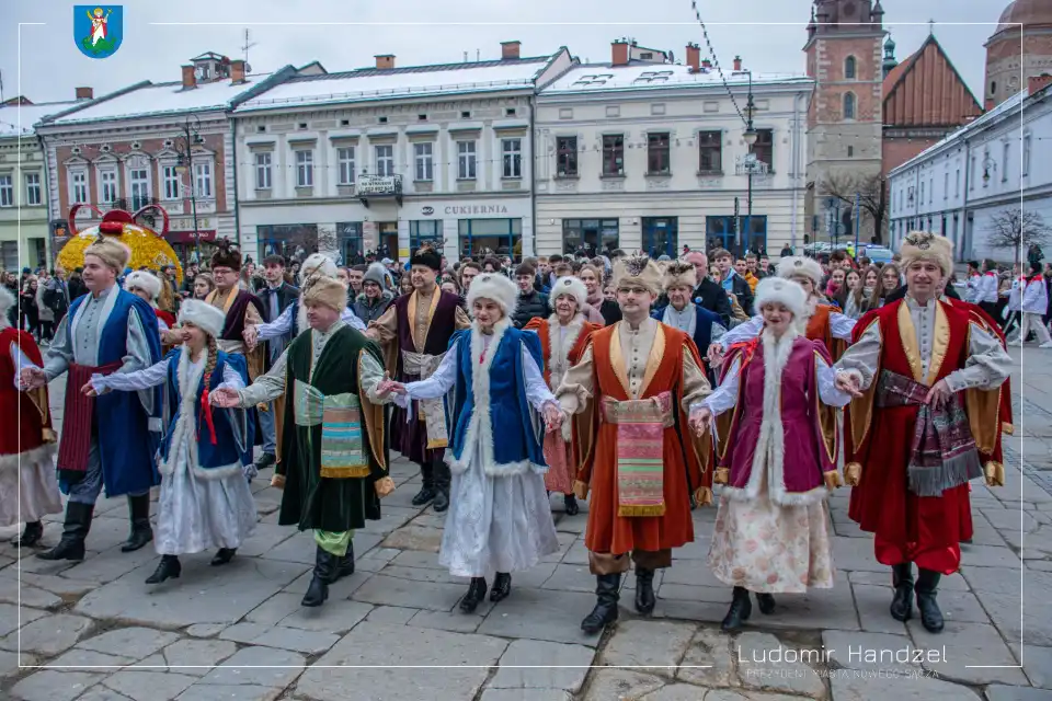 Już po raz piętnasty sądeccy maturzyści zatańczyli tradycyjnego Poloneza przed Ratuszem
