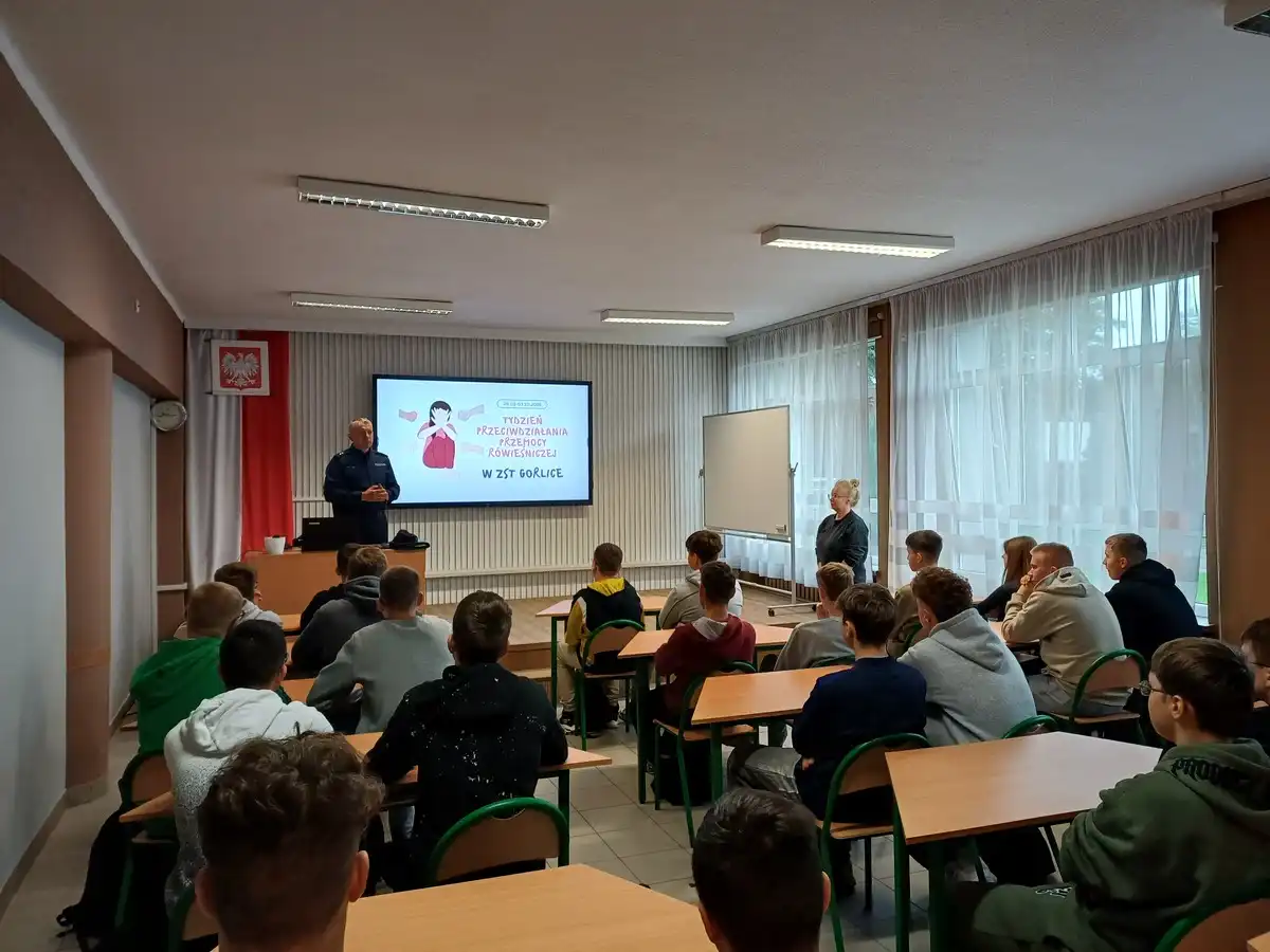 Policja w szkołach powiatu gorlickiego. Uczniowie uczą się, jak przeciwdziałać przemocy rówieśniczej