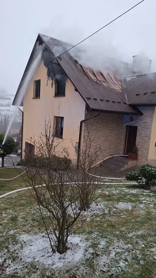 Pożar budynku mieszkalnego w Żeleźnikowej Małej. Dwie osoby poszkodowane