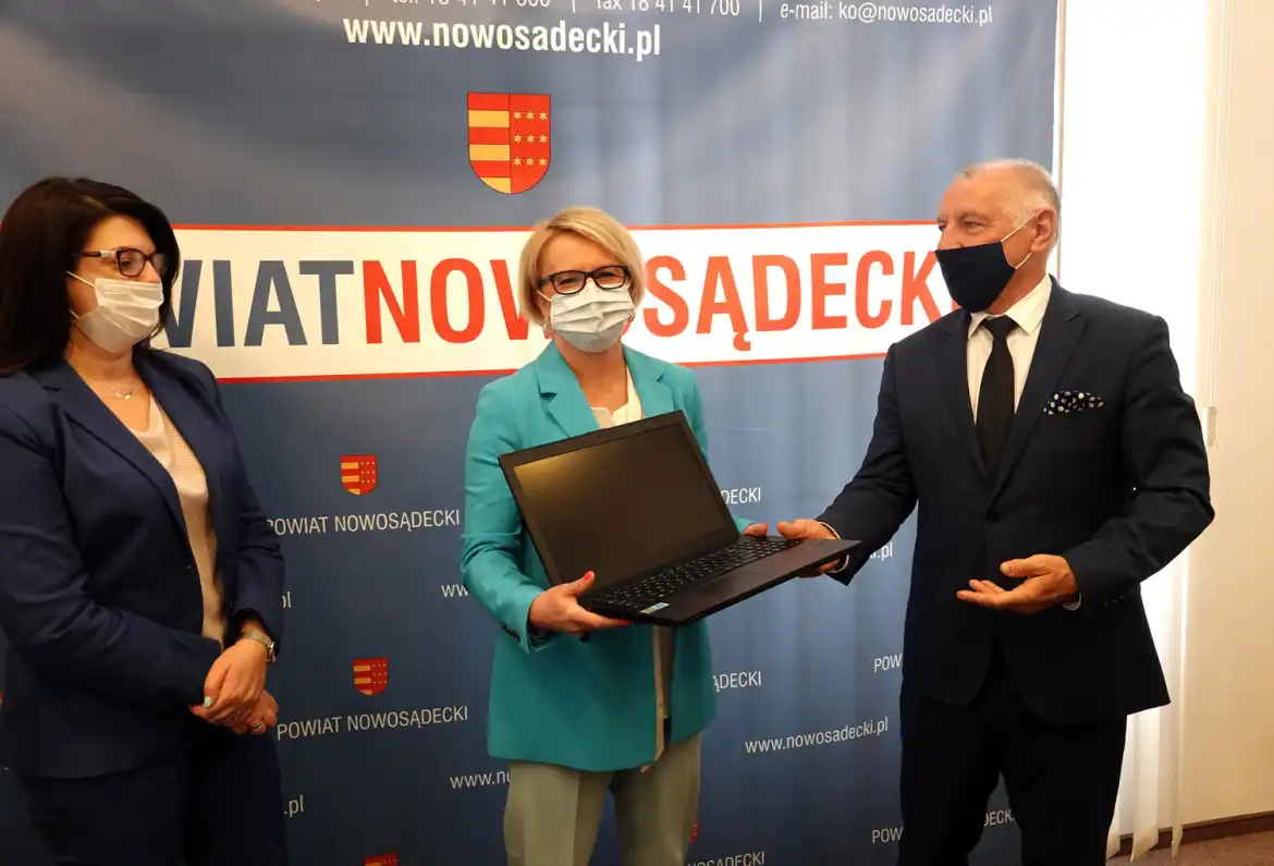Komputery od starostwa trafiły do uczniów szkół powiatowych