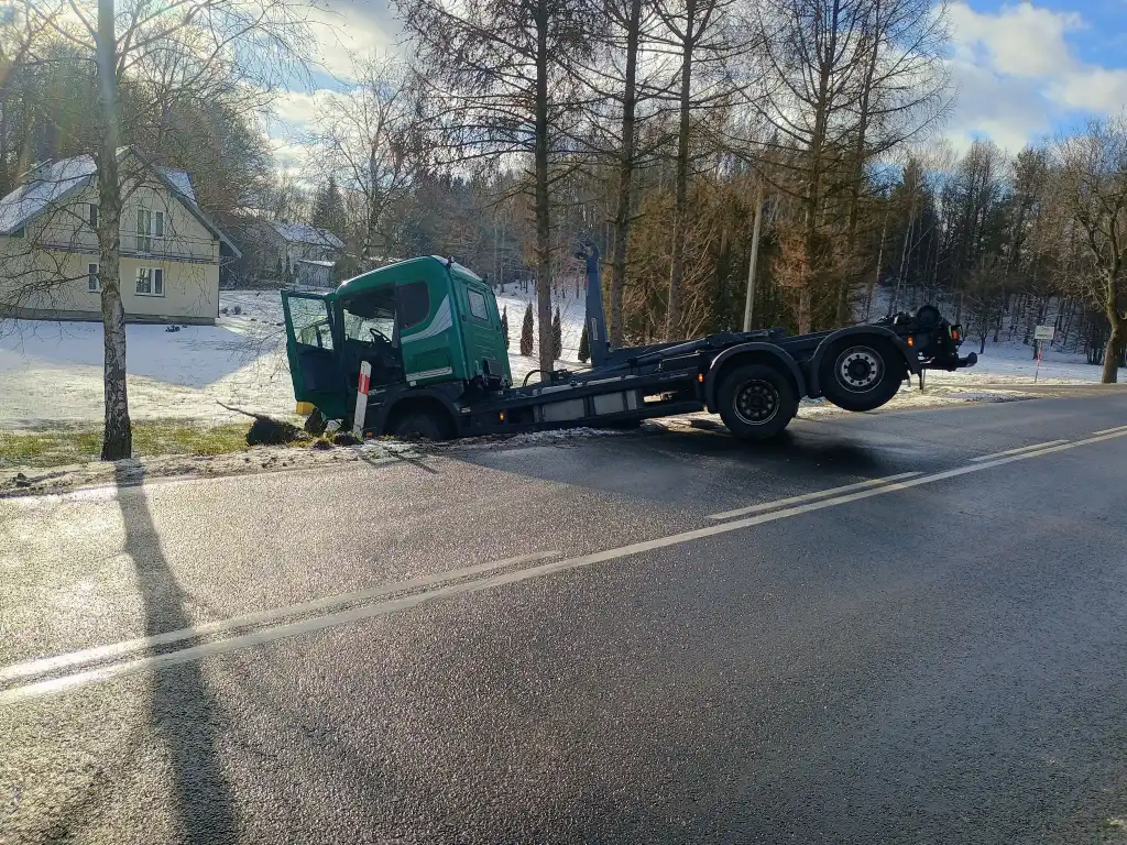 Początek roku na drodze. Ciężarówka w rowie na DK28