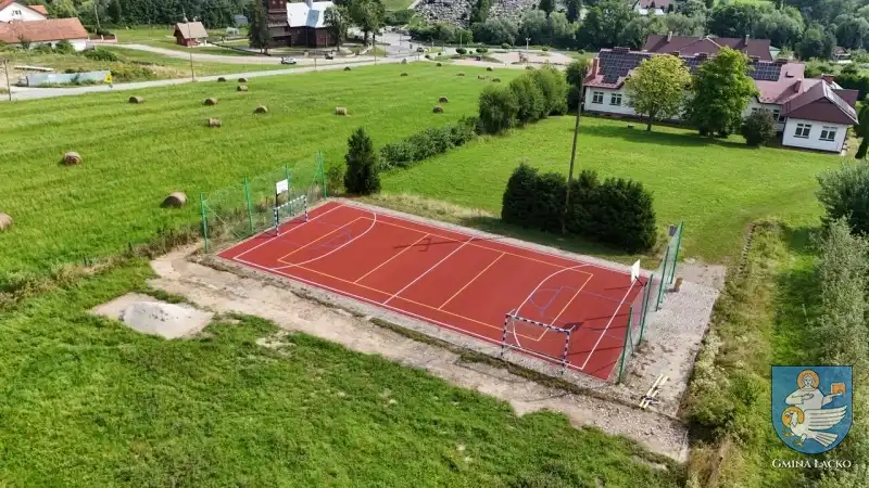 Boisko sportowe przy Zespole Szkolno-Przedszkolnym w Czarnym Potoku ma nową nawierzchnię