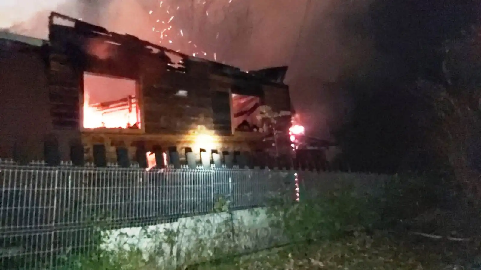 Pożar stolarni w Łabowej. Ogień strawił cały budynek oraz dwie przyległe wiaty