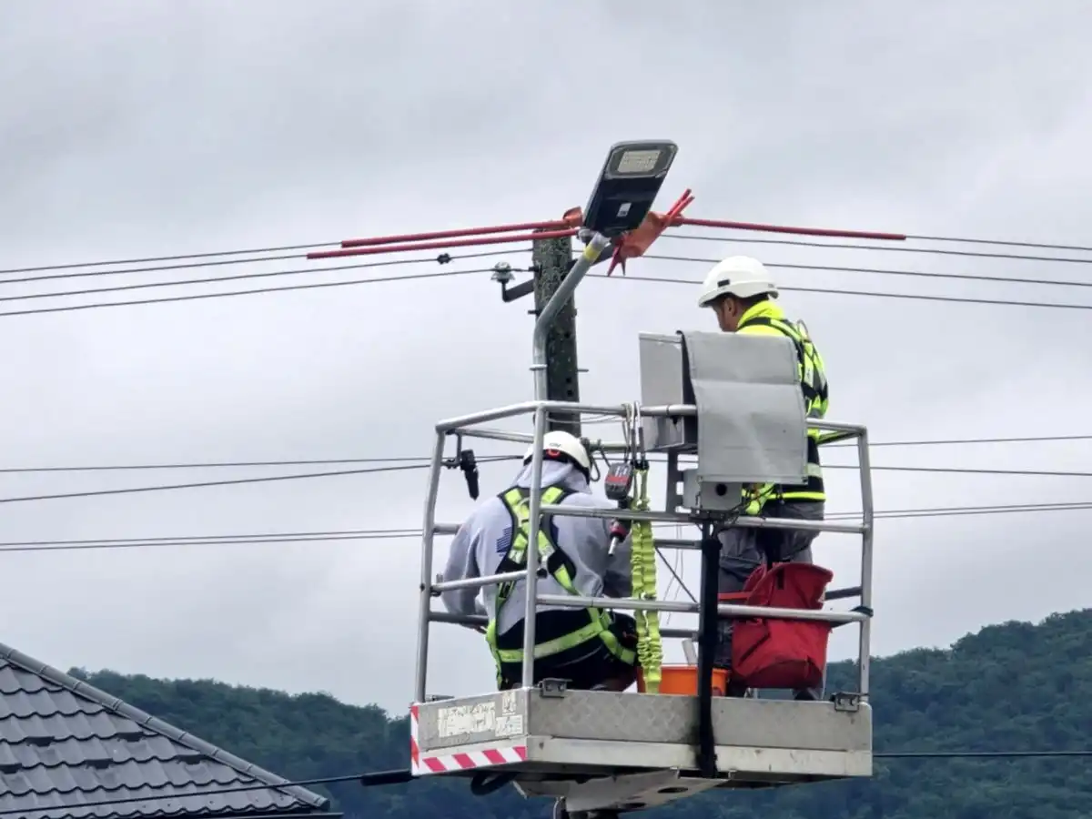 Jaśniej, taniej, nowocześniej. Trwa modernizacja oświetlenia ulicznego w gminie Łososina Dolna