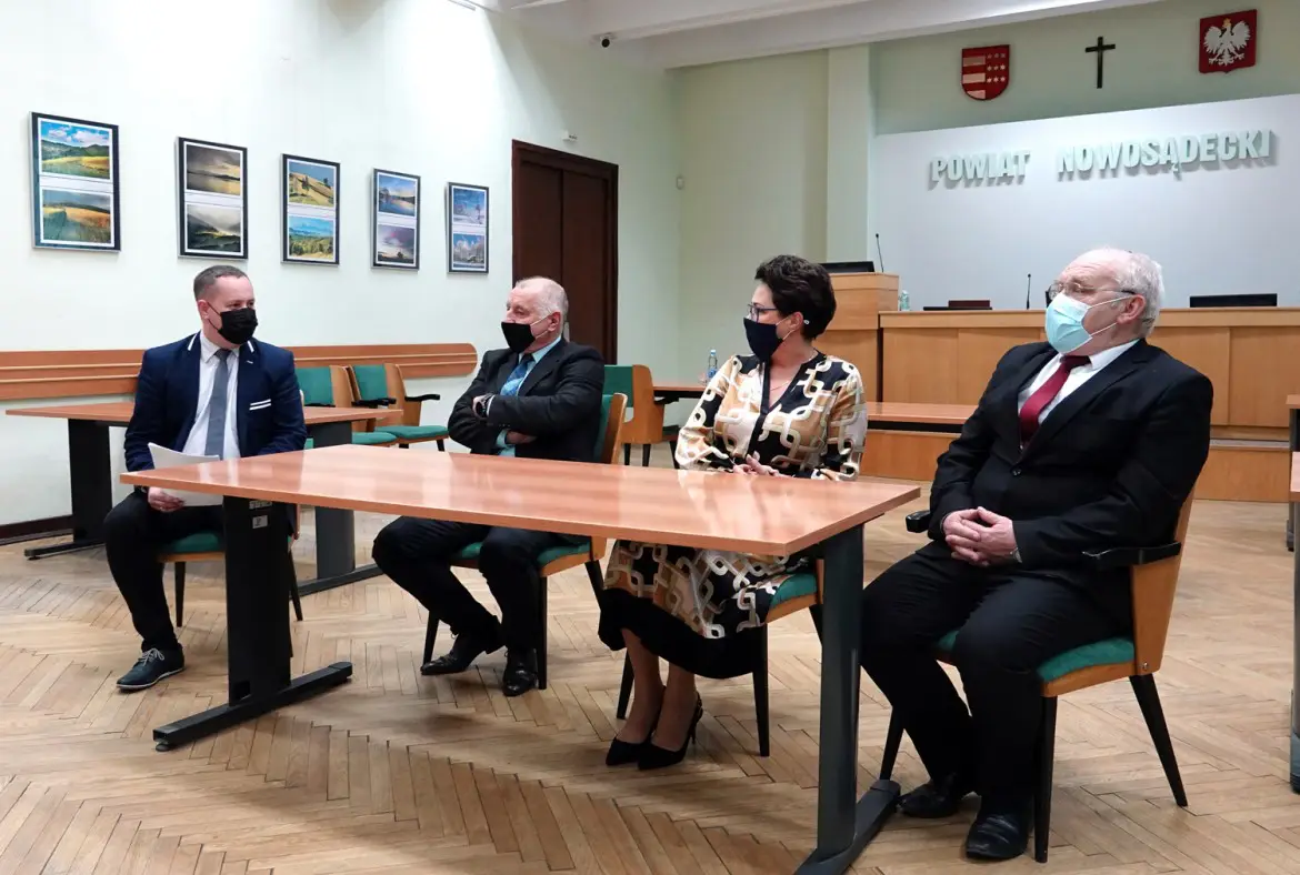 Nowy Sącz: W Starostwie podpisano umowy na prowadzenie Szkółek ginących zawodów w 2021 roku