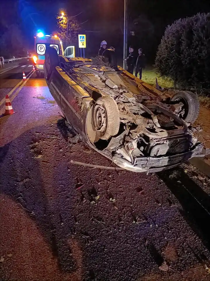 Wypadek w Grybowie. Dachowała osobówka