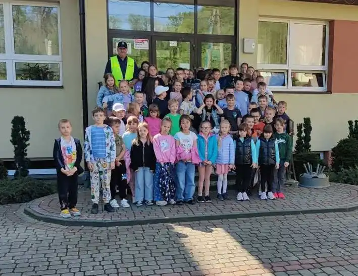 Bezpieczni na drodze. Policjanci w Jodłowniku uczą dzieci zasad ruchu