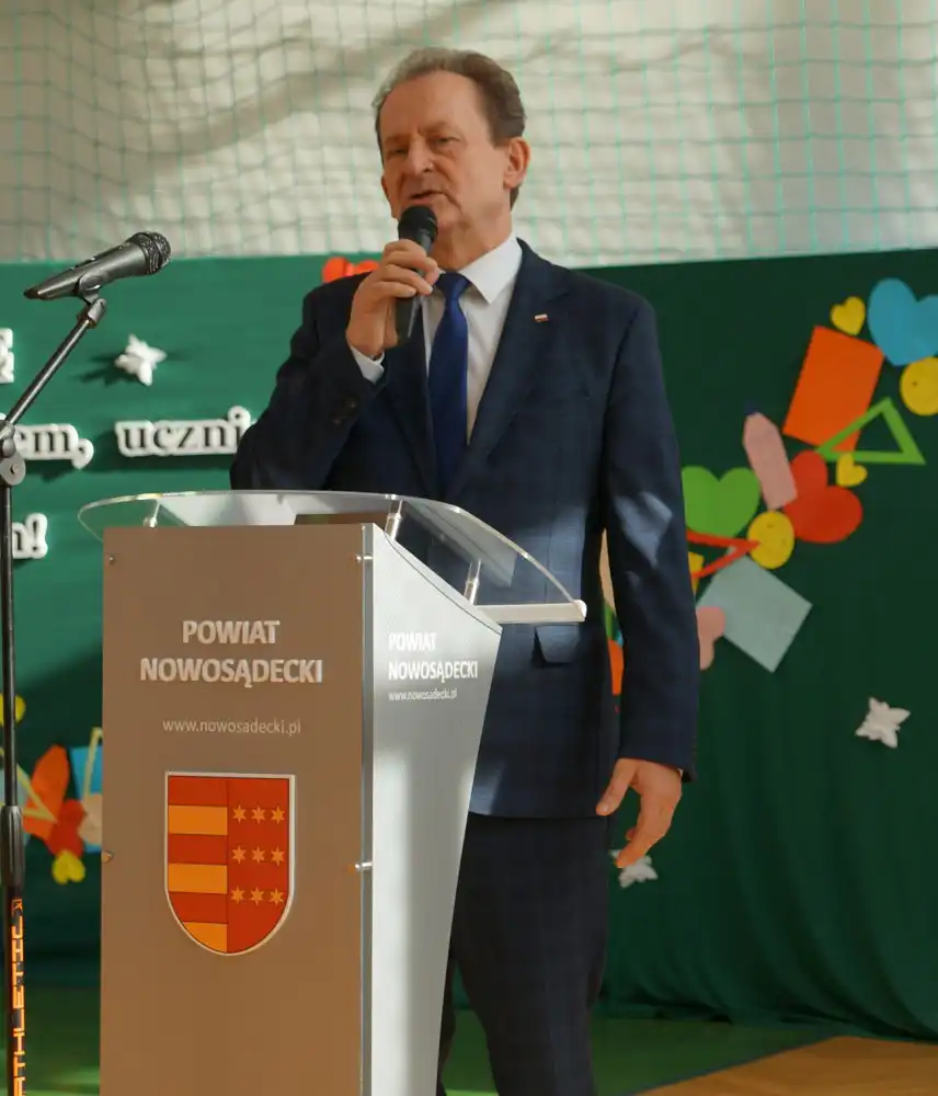 Ślubowanie pierwszoklasistów i otwarcie nowego boiska w nawojowskim ZSP