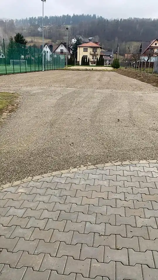 Nowy parking przy Hali Sportowej w Laskowej. Wygodniej i bezpieczniej dla rodziców i dzieci