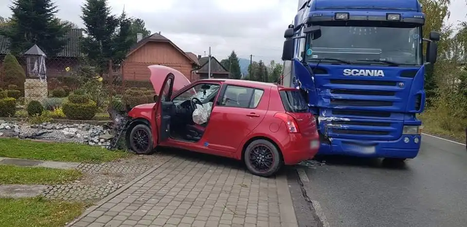 Kraksa w Siołkowej. Jedna osoba trafiła do szpitala