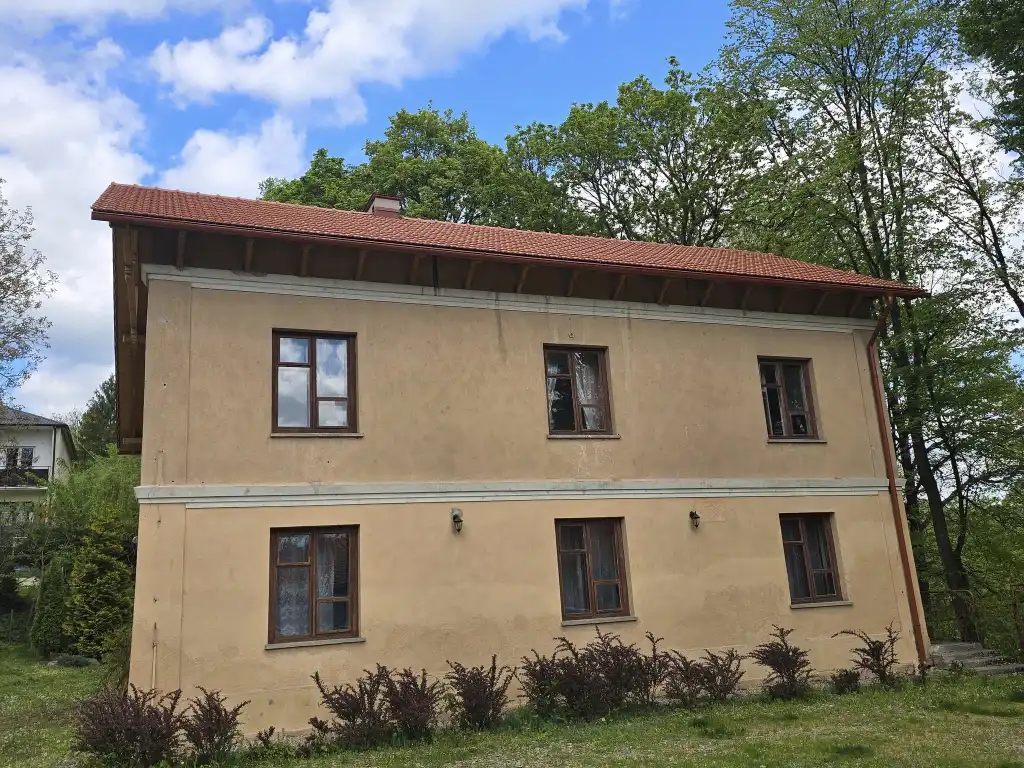 Dwór w Przyszowej z nowym dachem. Gmina Łukowica działa