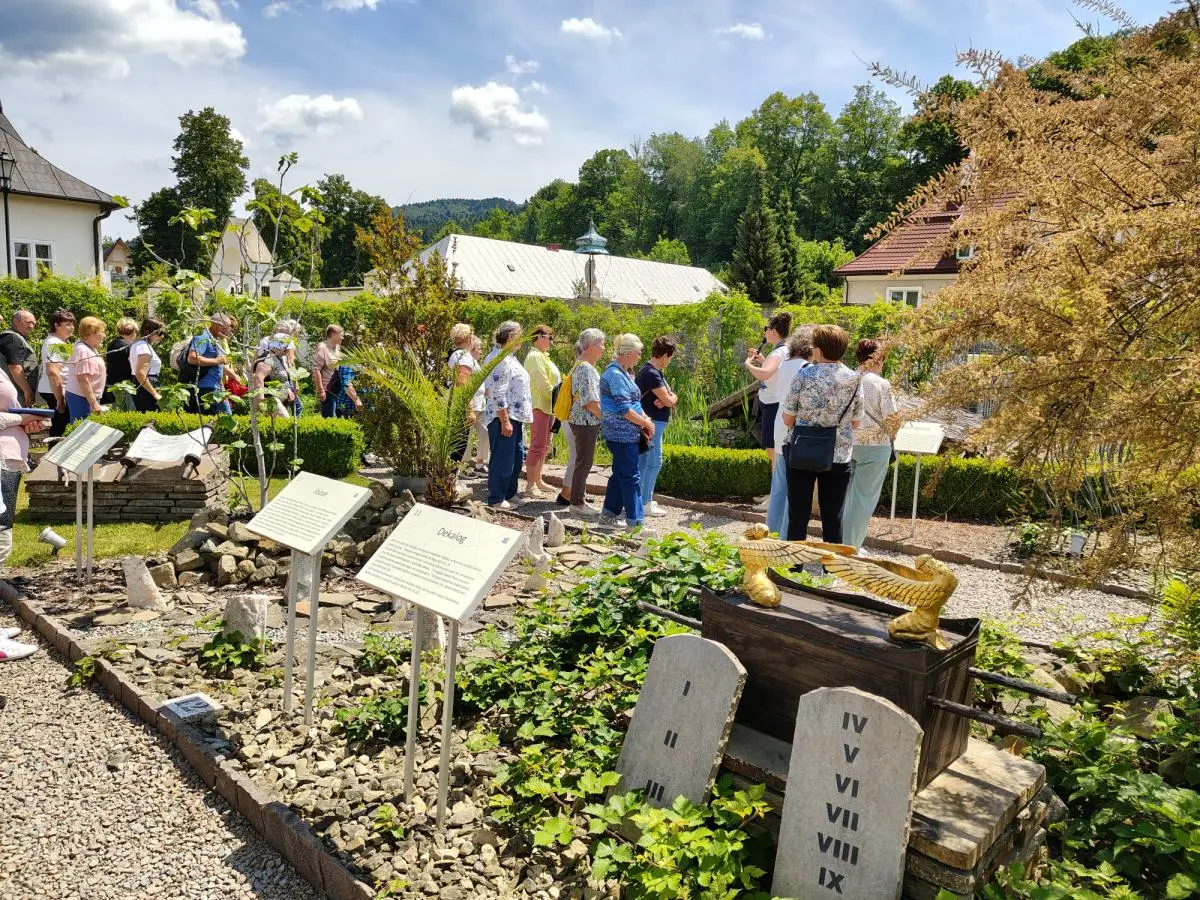Seniorzy ze Słopnic odkrywali uroki Muszyny i Krynicy. Za nimi dzień pełen atrakcji