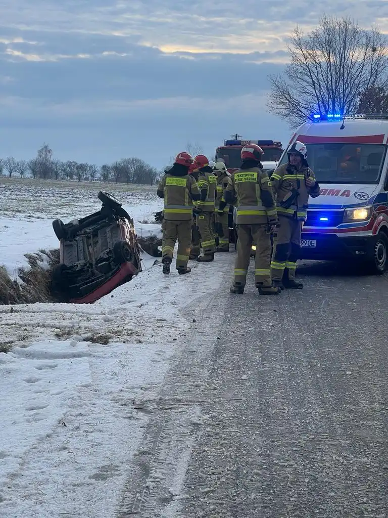Wypadek w Mokrej Wsi. Dachowała osobówka. Dwie osoby poszkodowane