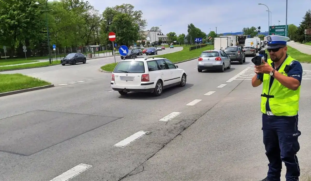 Bezpieczne wakacyjne powroty. Policjanci apelują o rozwagę i szczególną ostrożność na drodze