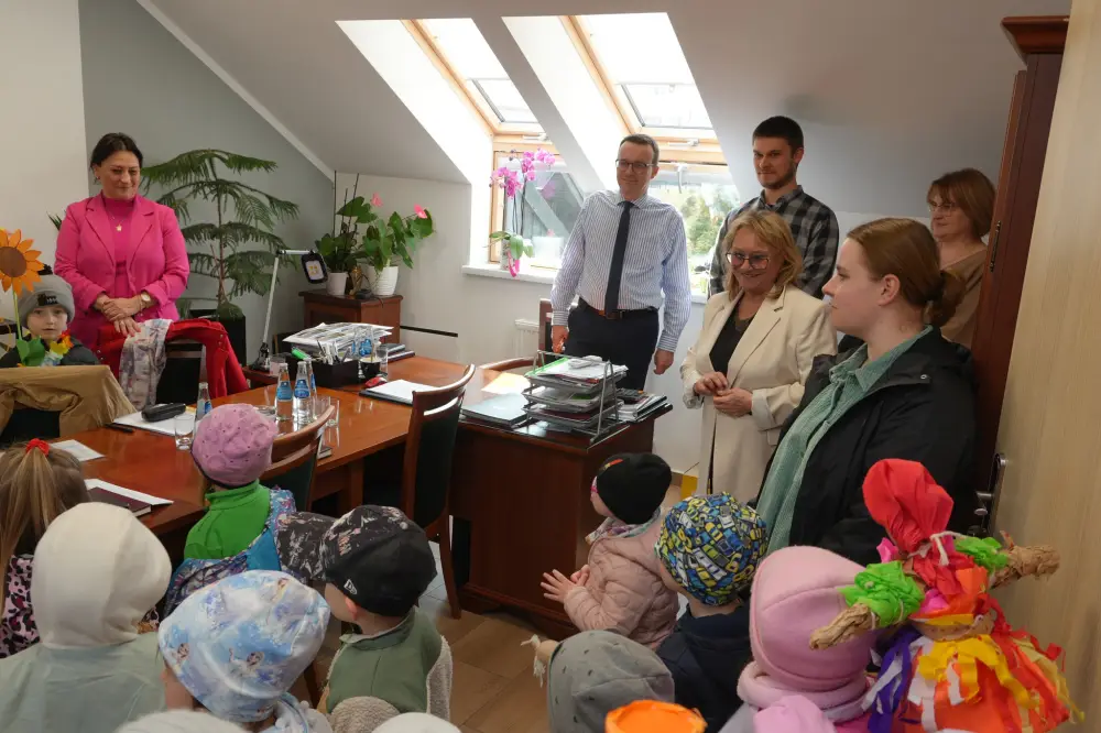 Wiosna zawitała do Sękowej. Przedszkolaki odwiedziły wójt
