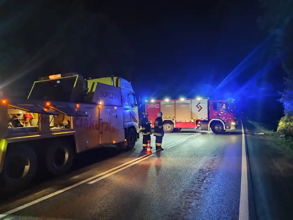 Tragiczny wypadek w Witowicach Górnych w relacji strażaków. W czołowym zderzeniu autobusu i osobówki zginęły dwie osoby