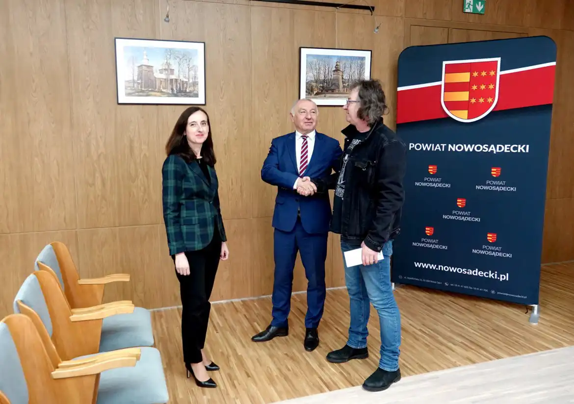 Galeria obrazów w sali obrad Starostwa Powiatowego