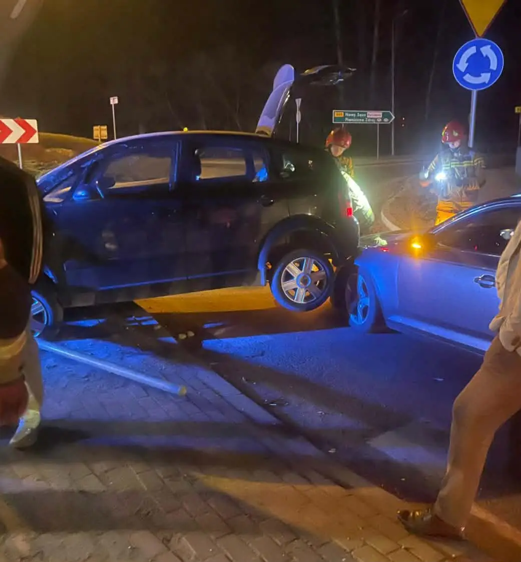 Nocna akcja strażaków i policji. Kolizja dwóch samochodów w Brzeznej