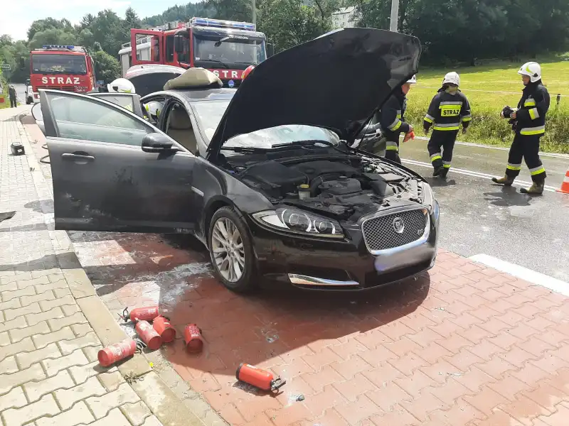 Cieniawa: Strażacy gasili pożar osobówki. Płonące auto znajdowało się na zatoczce autobusowej
