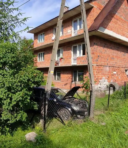 Łomnica Zdrój: Osobówka wypadła z drogi i uderzyła w słup energetyczny