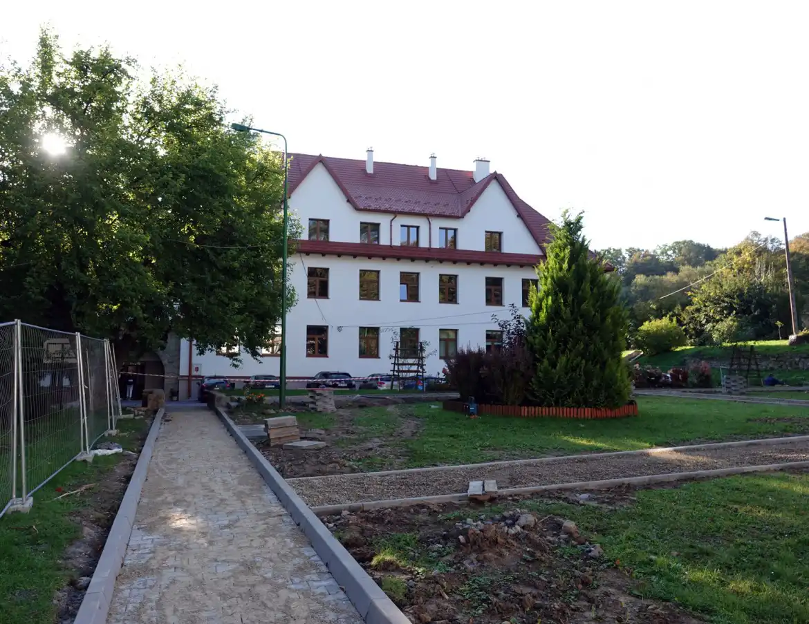 Przed budynkiem tej szkoły modernizują podwórko. Będzie estetycznie i bezpiecznie