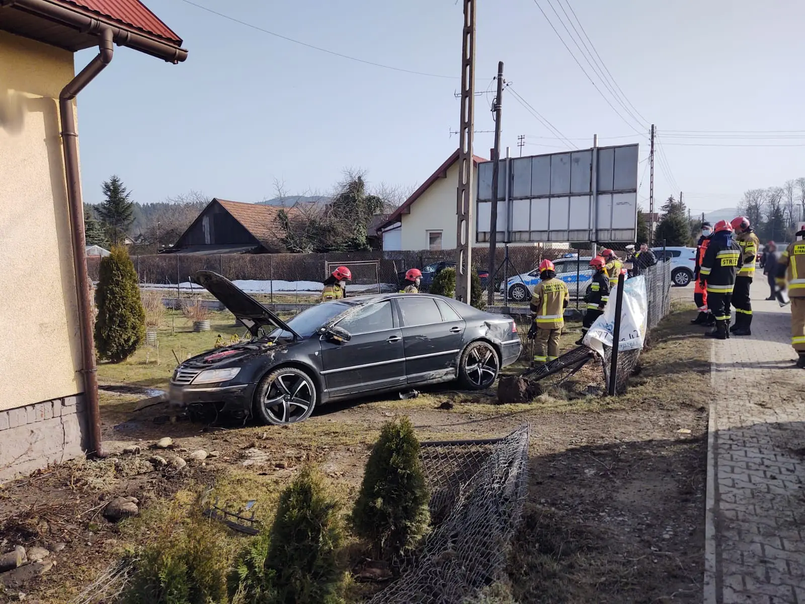 Kolizja dwóch aut na ul. Nawojowskiej w Nowym Sączu. Oba pojazdy wypadły z drogi