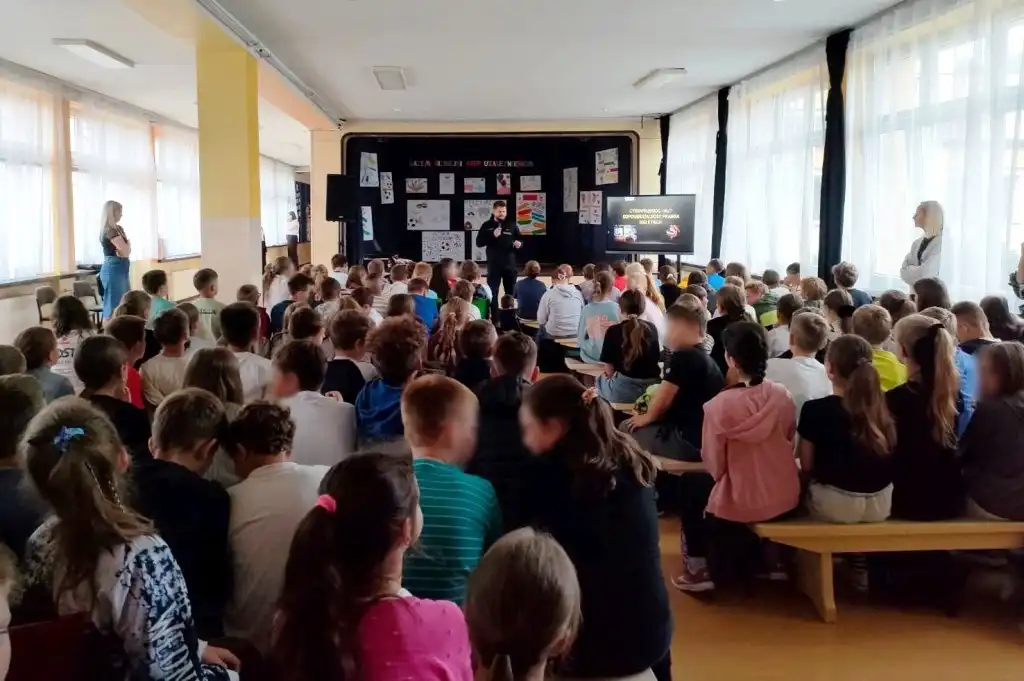 Bezpieczna droga do szkoły i internetu. Policjanci w Grybowie edukują młodzież
