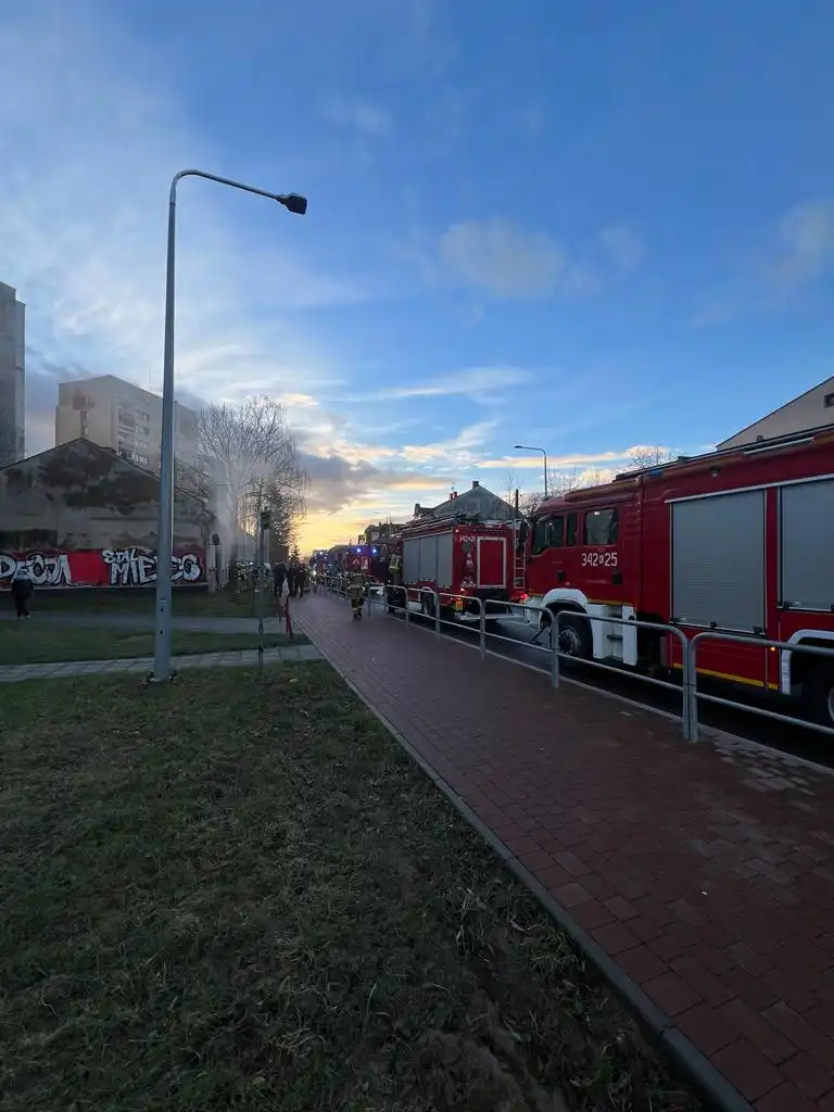 Pożar w wielorodzinnym budynku mieszkalnym na ul. Nawojowskiej w Nowym Sączu. Ogień pojawił się w kuchni jednego z mieszkań