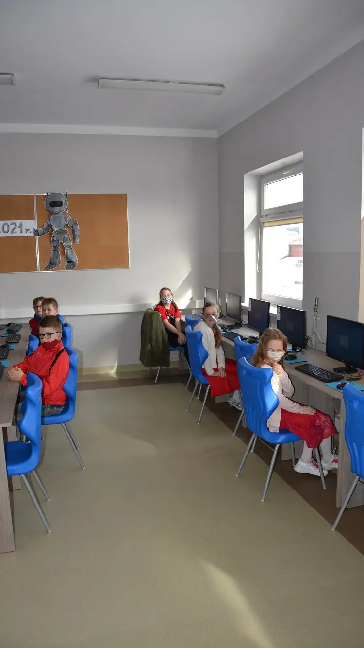 W szkołach w Chełmcu i Krasnym Potockim otwarto dwie nowe pracownie komputerowe