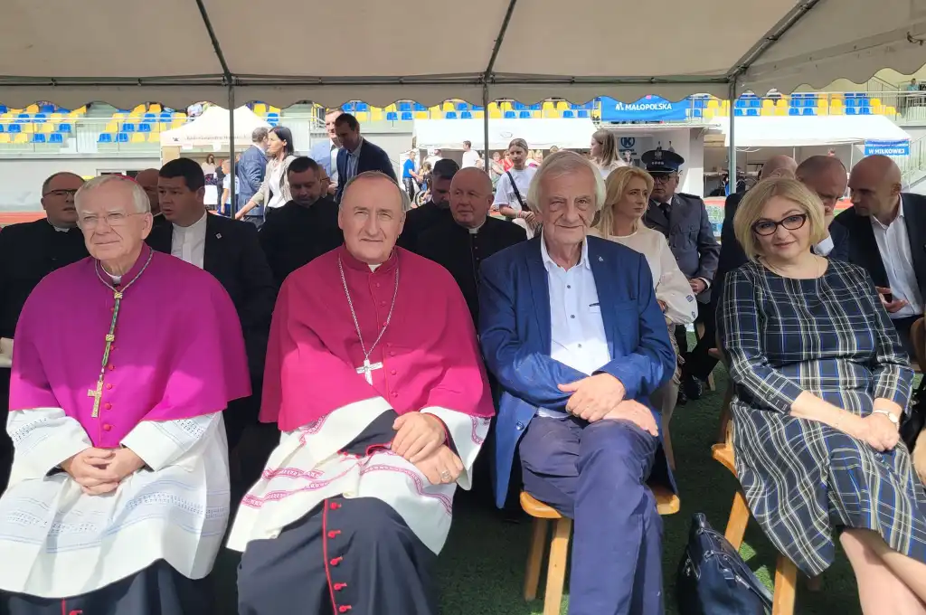 W Stróżach odbyła się uroczystość poświęcenia i wmurowania kamienia węgielnego pod rozbudowę Hospicjum