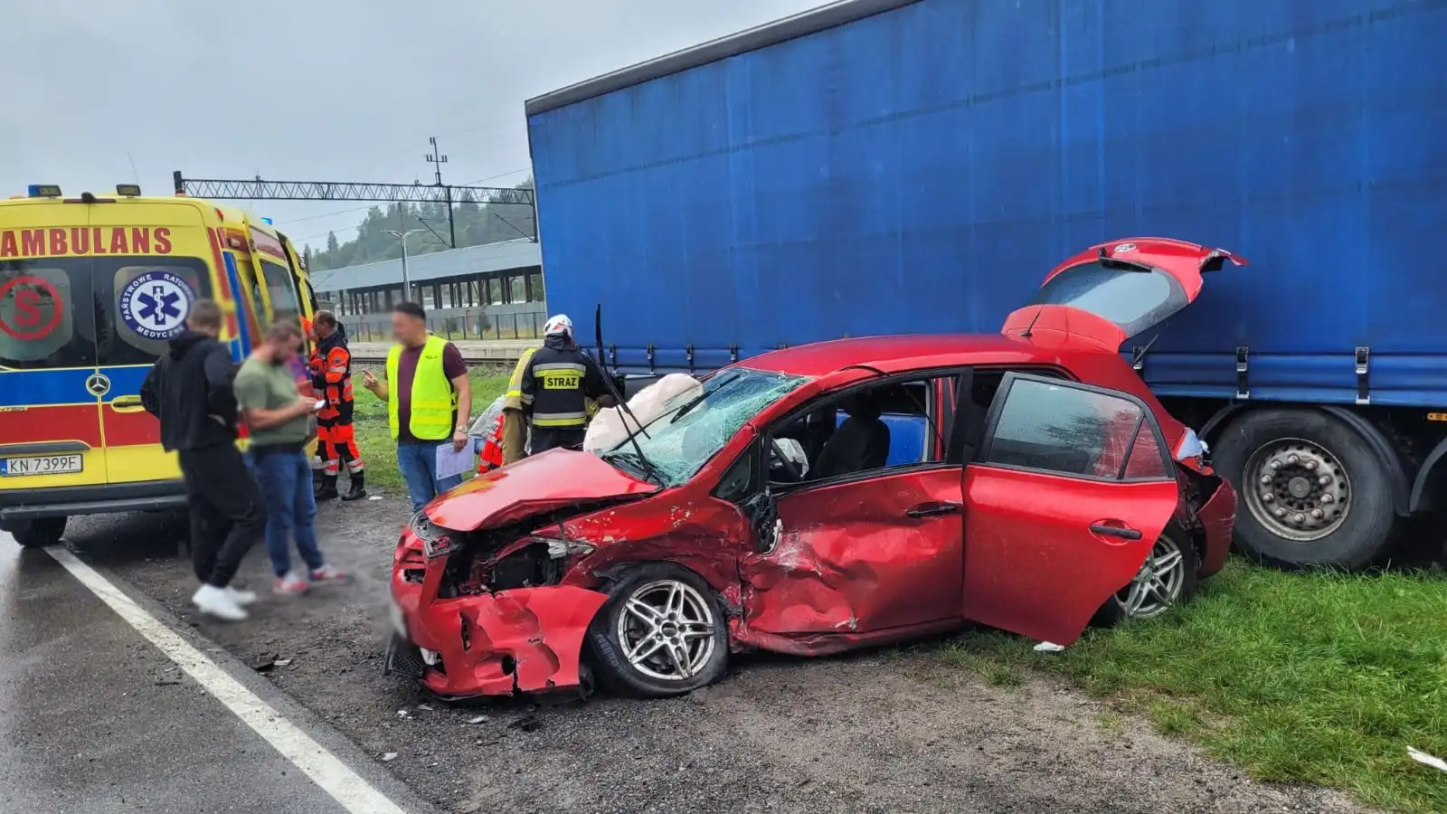 Wypadek w Powroźniku. Zderzyły się dwie osobówki. Trzy osoby trafiły do szpitala