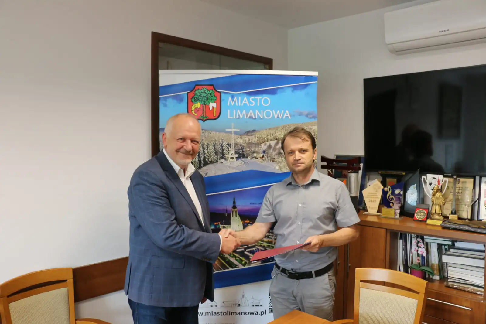 Podpisano umowę na remont dróg wewnętrznych i placów przy blokach nr 6 i 7 na os. przy ulicy Zygmunta Augusta